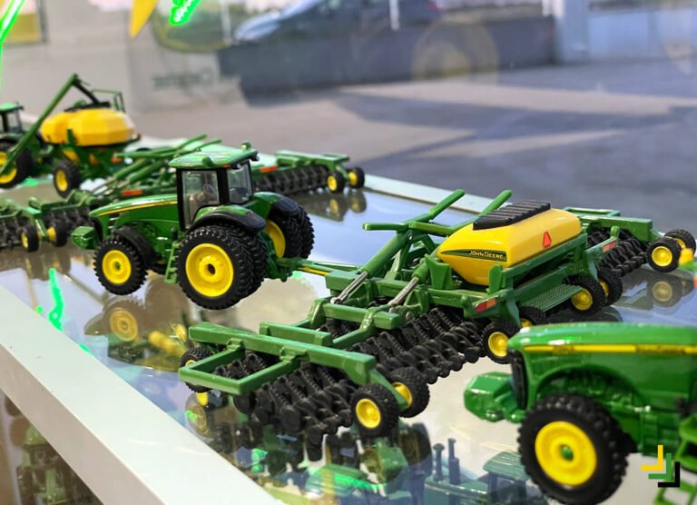 tractor john deere de juguete en un campo