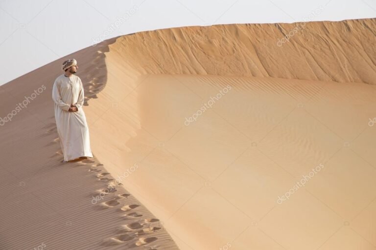 traje amarillo en desierto soleado