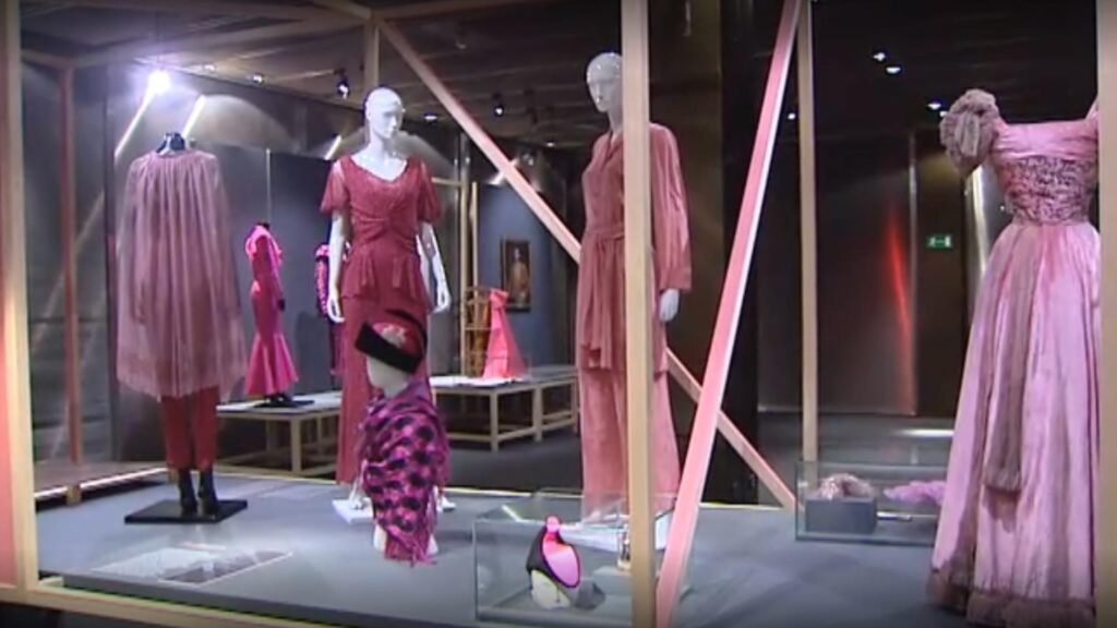 traje de hombre rosa en un escaparate