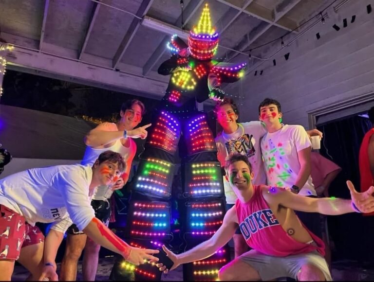 traje de robot led en un evento nocturno