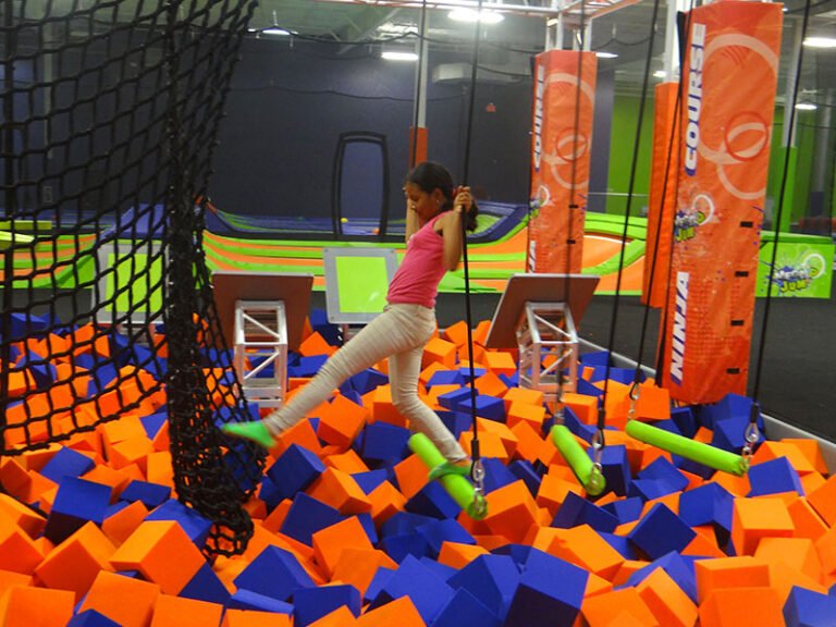 trampolines en un parque de diversiones