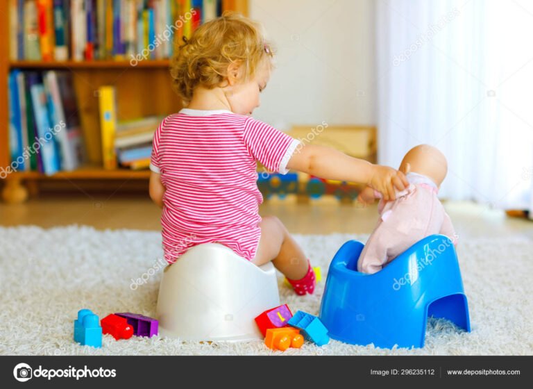 Por qué Federico se hizo pis y cómo ayudarlo a superarlo 1 un nino jugando con un orinal colorido