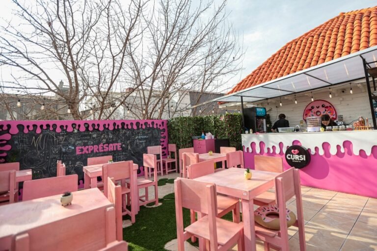 una tienda de donas coloridas y acogedoras