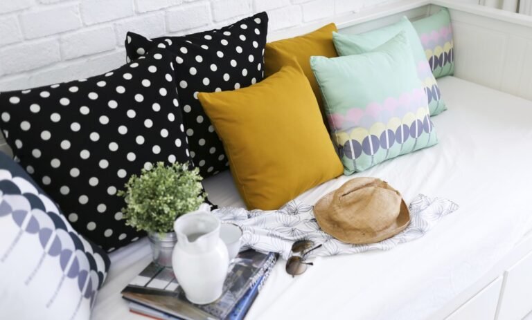 varias almohadas decorativas en un sillon