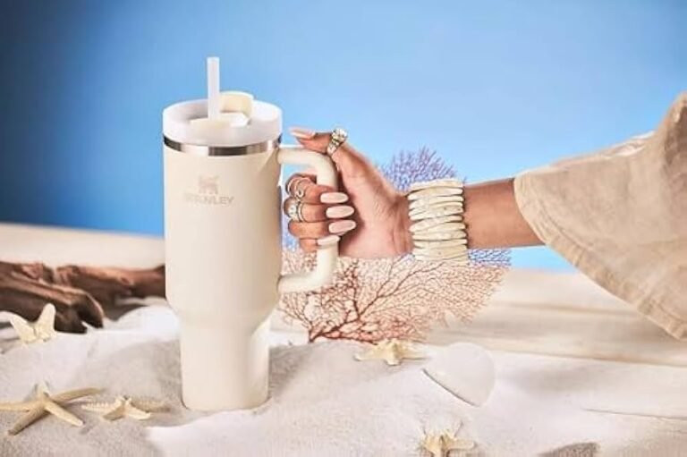 Dónde comprar el vaso de café Stanley y cuáles son sus características 22 vaso de cafe stanley sobre una mesa