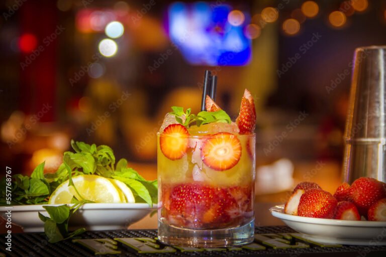 Qué características tiene un vaso de trago largo ideal para cocktails 6 vaso de coctel con hielo y frutas