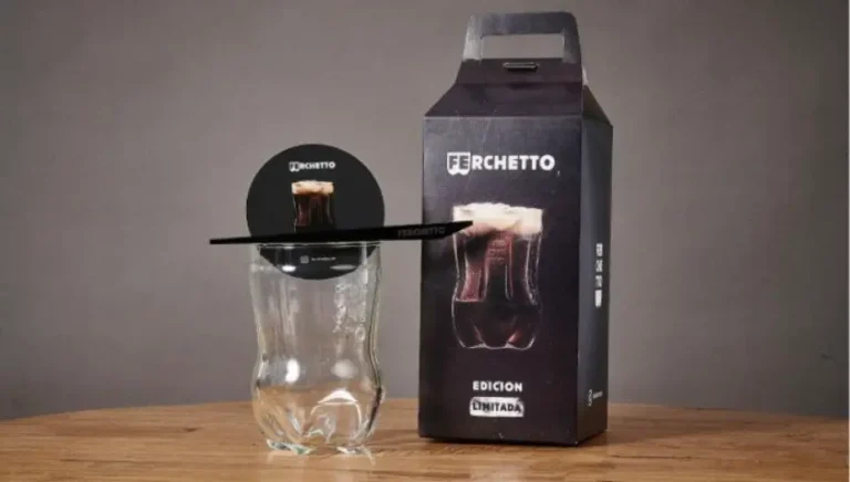 vaso de fernet con botella de vidrio