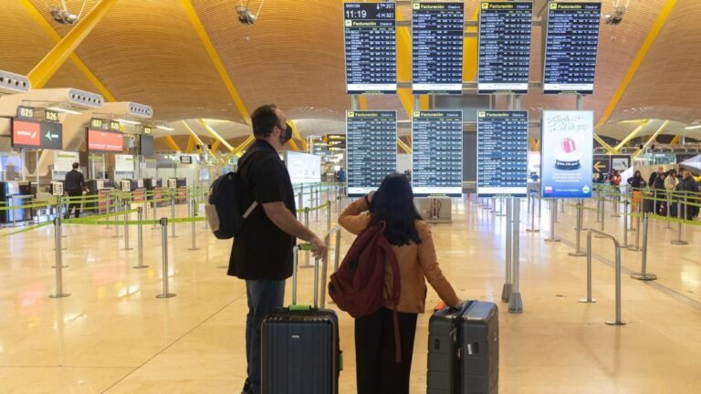 viajero con maletas rigidas en aeropuerto