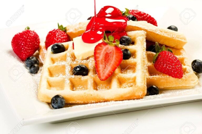 waffles dorados con frutas y jarabe