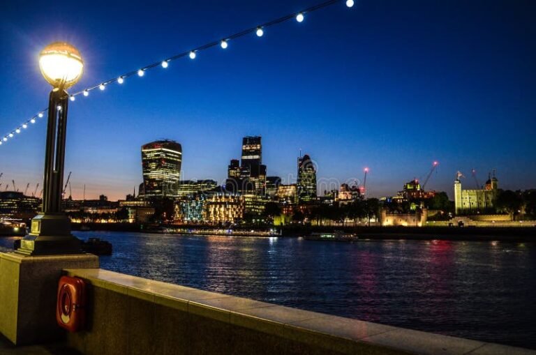 walkie talkie motorola azul en un paisaje natural