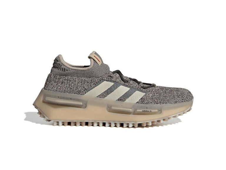 zapatillas adidas beige en una tienda