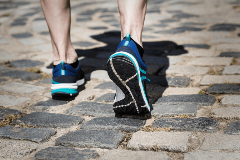 zapatillas antideslizantes en un entorno urbano