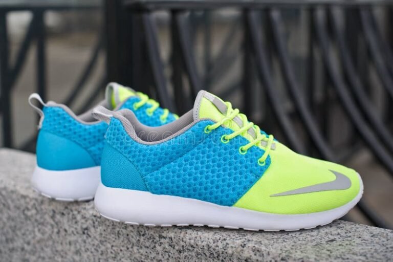 zapatillas coloridas sobre fondo urbano