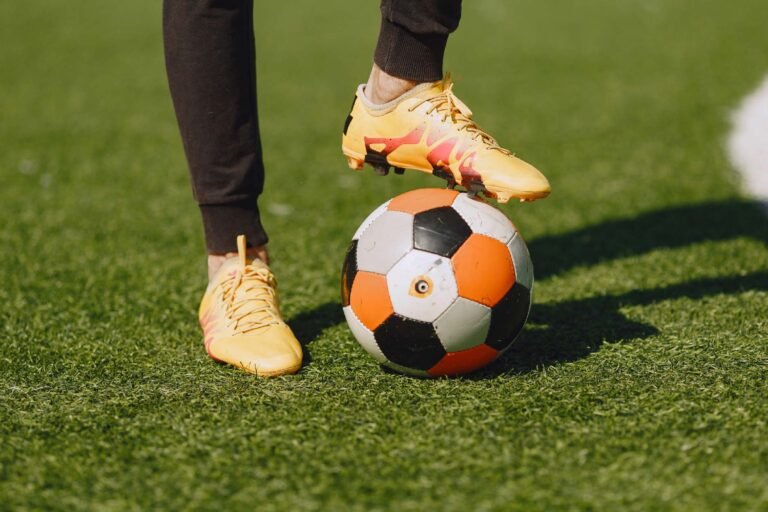 Qué zapatillas utiliza Lionel Messi en sus partidos de fútbol 17 zapatillas de futbol en accion sobre el campo