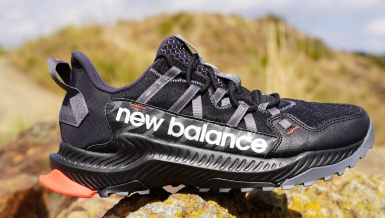Qué modelos de zapatillas New Balance son ideales para trail running 2 zapatillas new balance en un sendero montanoso