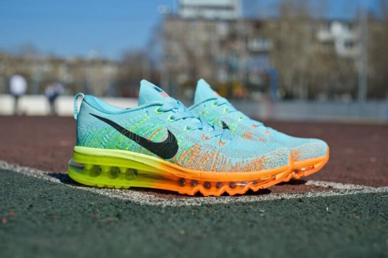 Qué tiendas Nike hay en Mar del Plata y cuáles son sus horarios 24 zapatillas nike sobre fondo colorido