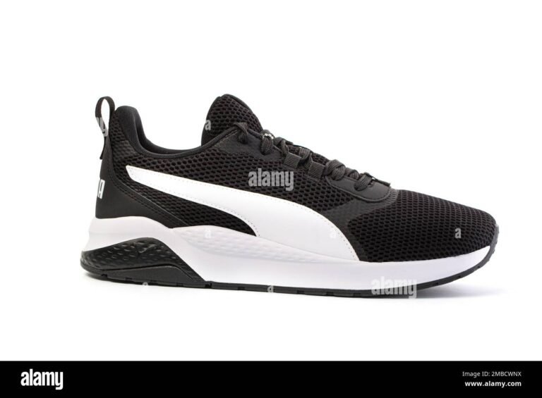 zapatillas puma en fondo blanco y negro