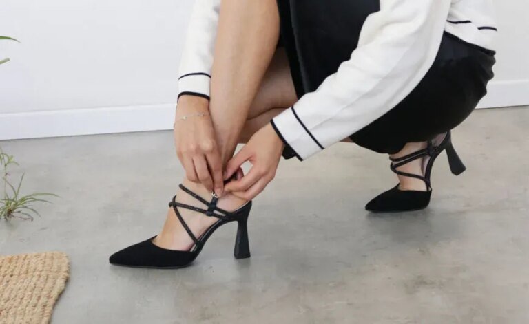 zapatos negros elegantes sobre fondo neutro